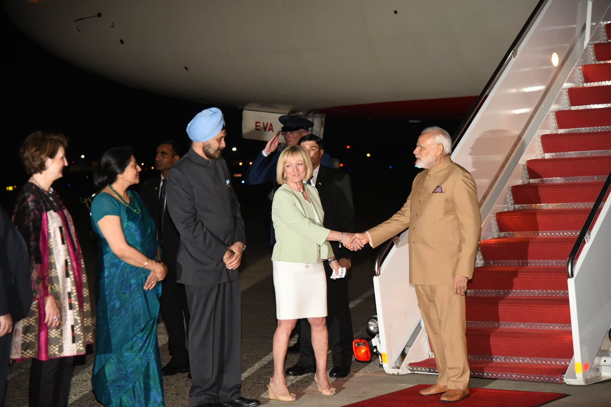 PM Modi Given Warm Welcome By Indians In U.S.